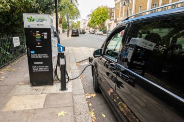 Park halindeki araba hızlı şarj noktasında şarj ediliyor