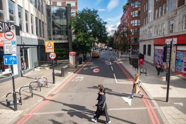 Londra 'daki Harrowby Caddesi Edgware Yolu' nu geçiyor.