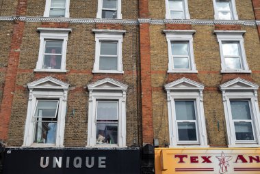Londra 'daki eski binanın penceresindeki oyuncak ayı.