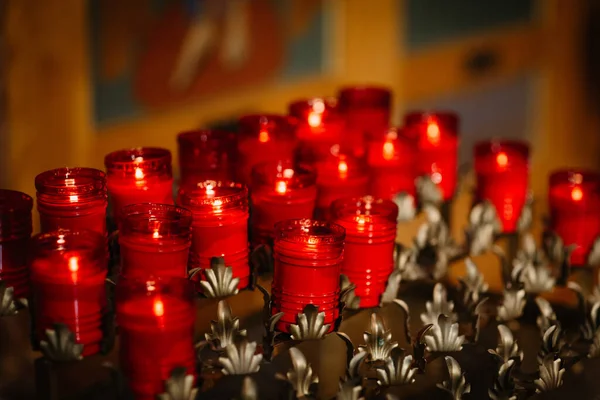 Około Dwudziestu Świecących Czerwonych Świec Modlitewnych Złotych Świeczników — Zdjęcie stockowe