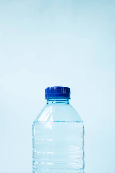 青い背景のペットボトル — ストック写真