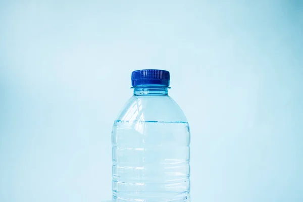 Πλαστικό Μπουκάλι Νερού Μπλε Φόντο — Φωτογραφία Αρχείου