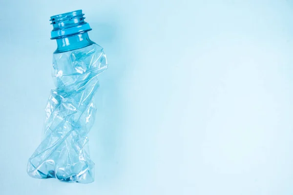 Κοντινό Πλάνο Του Πλαστικού Απογυμνωμένο Μπουκάλι Μπλε Φόντο — Φωτογραφία Αρχείου