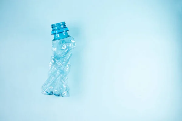 Primer Plano Botella Plástico Despojado Sobre Fondo Azul —  Fotos de Stock