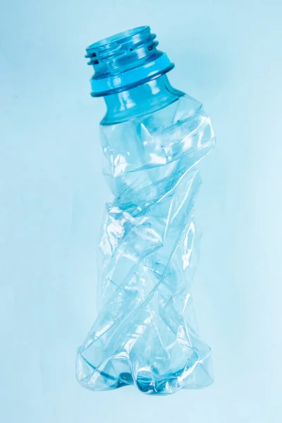 Закрытие Пластиковой Раздетой Бутылки Синем Фоне — стоковое фото