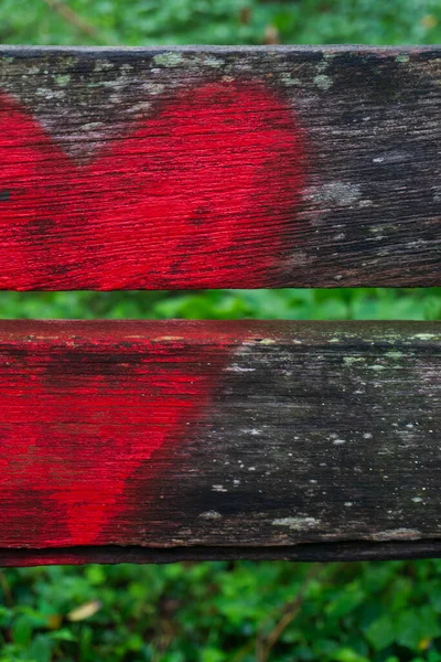 Coração Vermelho Brilhante Pintado Parte Trás Banco Madeira Parque — Fotografia de Stock
