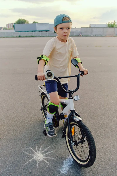 Boy Learning How Ride Bicycle — Stock Photo, Image