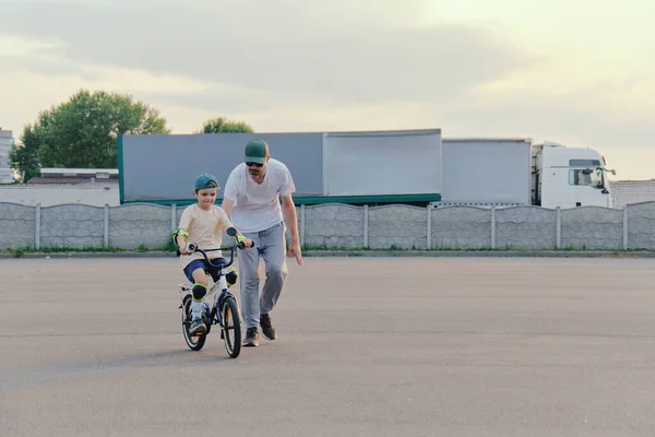 Apa Segít Fiának Biciklizni — Stock Fotó