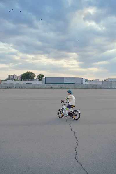 Tanulás Hogyan Kell Kerékpározni Fiú — Stock Fotó