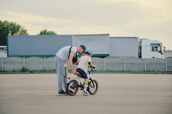Pai Ajuda Seu Filho Andar Bicicleta — Fotografia de Stock