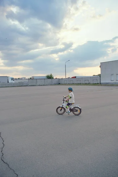 Tanulás Hogyan Kell Kerékpározni Fiú — Stock Fotó