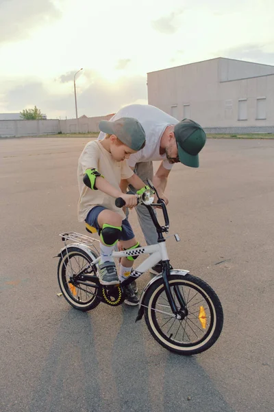 Πατέρα Βοήθησε Γιο Του Κάνει Ποδήλατο — Φωτογραφία Αρχείου