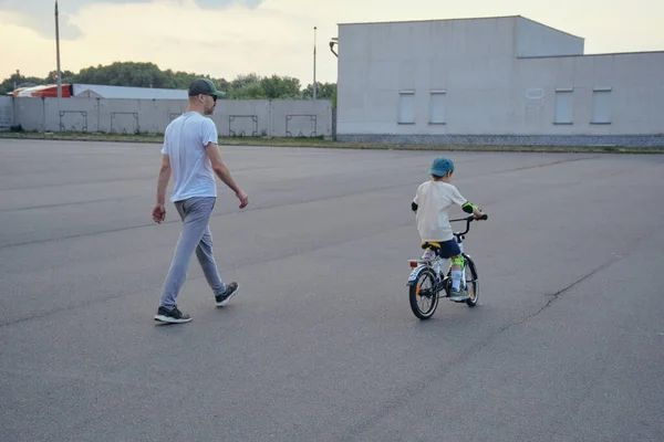 Pai Ajuda Seu Filho Andar Bicicleta — Fotografia de Stock