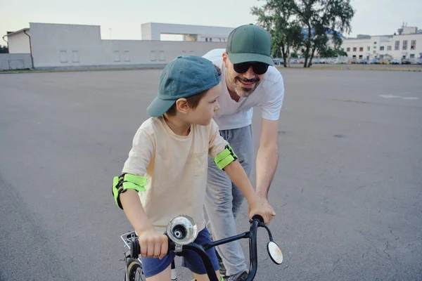 Father Help His Son Ride Bicycle — Stock Photo, Image