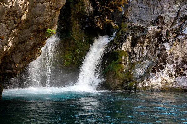 Prachtige Alpine Waterval Cascade Bergen Een Zonnige Dag — Stockfoto