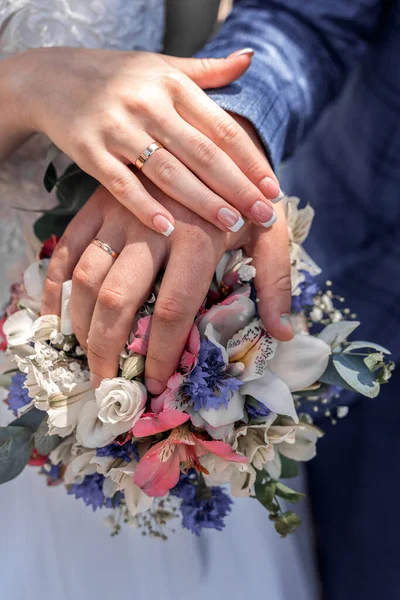 Nygifta Visa Ringar Och Bukett Blommor — Stockfoto
