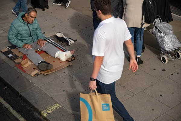 Homeless Man Wearing Leg Cast Sidewalk London — Stock Photo, Image