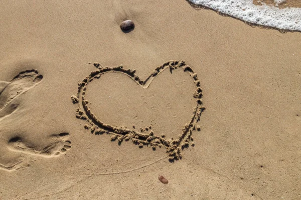 Coração Escrito Mão Areia Praia Espuma Das Ondas Conceito Dia — Fotografia de Stock