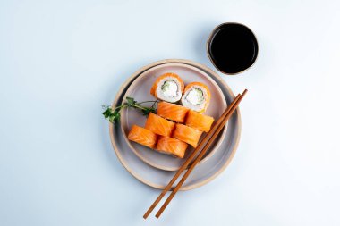 Klasik Philadelphia suşi rulosu tabakta