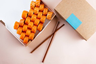 Suşi teslimat için paket kağıdına sarılmış.
