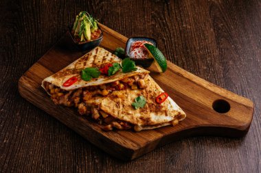 Meksika usulü tavuklu ve acı soslu quesadilla.