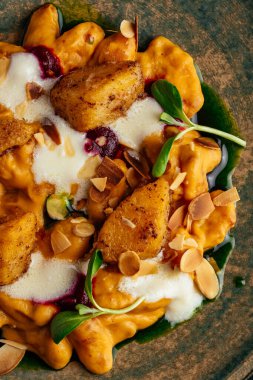 Fırında kabak ve krema soslu makarna.