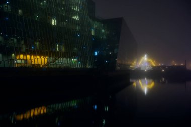 Gece nehirdeki iş merkezinin yansıması