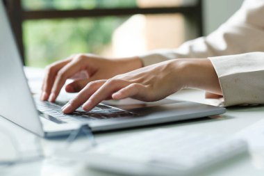 Ofiste çalışan iş kadınının dizüstü bilgisayarını kapat.