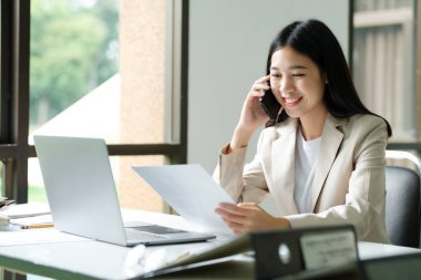 Ofiste çalışan iş kadınının dizüstü bilgisayarını kullan ve...