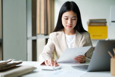 Bilgisayarda çalışan Asyalı genç iş kadını ya da öğrenci