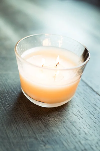 Cremefarbene Brennende Kerze Auf Holztisch — Stockfoto