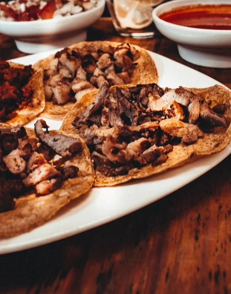 Taco Arabo Messicano Piatti Con Salse Colorate Aromatizzate Vista Frontale — Foto Stock