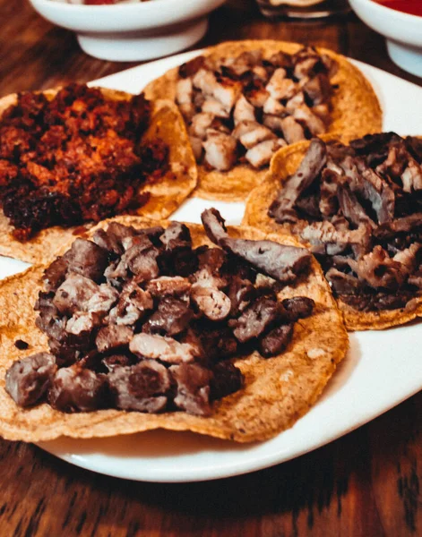 Arabské Mexické Tacos Talířích Barevnými Ochucenými Omáčkami Čelní Pohled Bistro — Stock fotografie