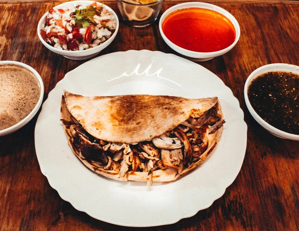Arabische Und Mexikanische Tacos Auf Tellern Mit Bunten Und Aromatischen — Stockfoto