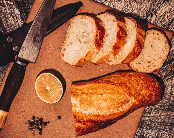 Chleb Krojony Drewnianej Desce Nożem Jedną Cytryną — Zdjęcie stockowe