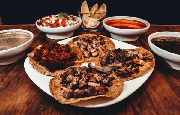 Arabskie Meksykańskie Tacos Talerzach Kolorowymi Aromatyzowanymi Sosami Widok Przodu Jadłodajni — Zdjęcie stockowe