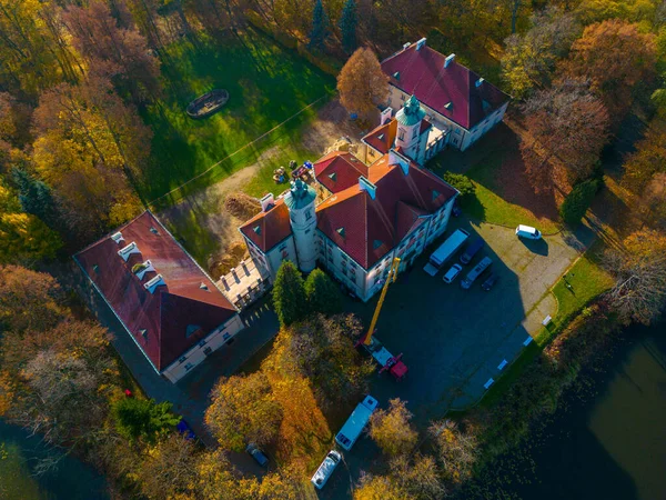 宮殿の空中展望 ニースの庭 ドローンショットで湖で城 秋晴れ — ストック写真