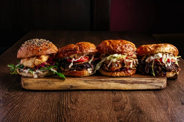 Rodzaje Hamburgerów Drewnianej Desce — Zdjęcie stockowe