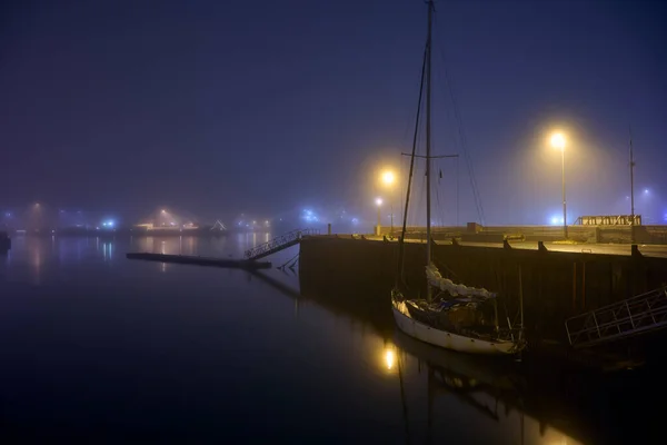 夜に港に係留されたボート — ストック写真