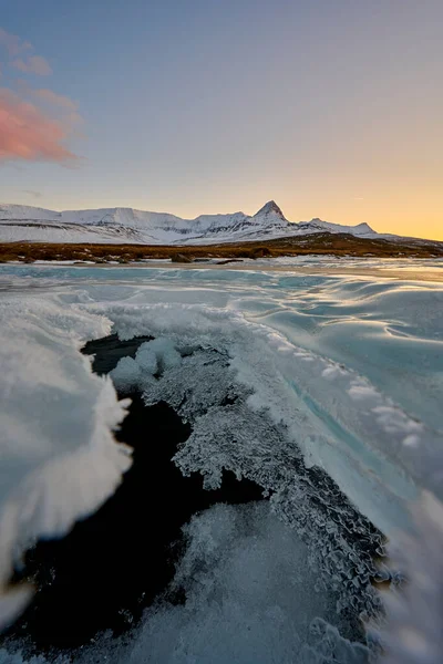 日落时露出平静河水的裂隙冰的风景画 — 图库照片