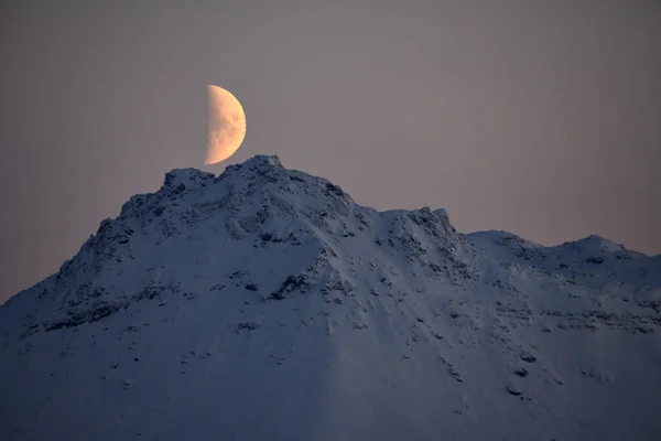 Malowniczy Widok Wysokie Skaliste Wzgórze Śniegiem Przed Bezchmurnym Wieczornym Niebem — Zdjęcie stockowe