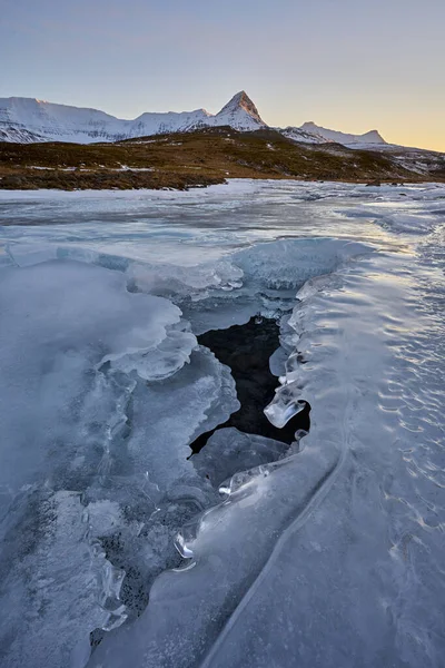 Kış Günü Alacakaranlıkta Buzda Yarık Olan Karlı Donmuş Nehir Manzarasından — Stok fotoğraf