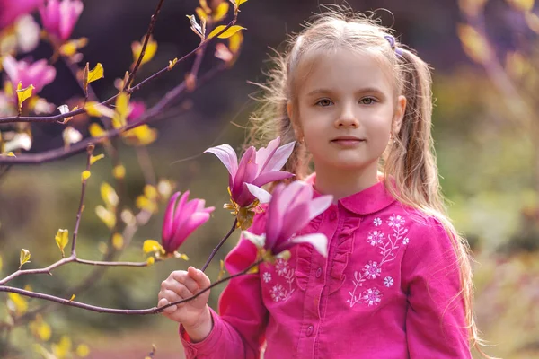 マグノリアの花を手にした少女は — ストック写真