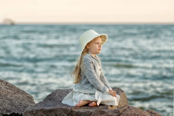Dívka Klobouku Sedí Pláži — Stock fotografie