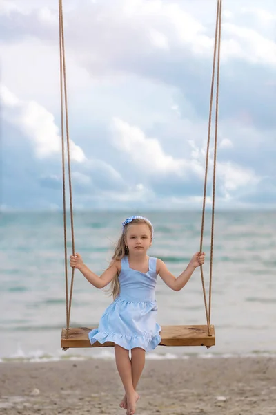 Dziewczyna Jazda Huśtawka Plaży — Zdjęcie stockowe
