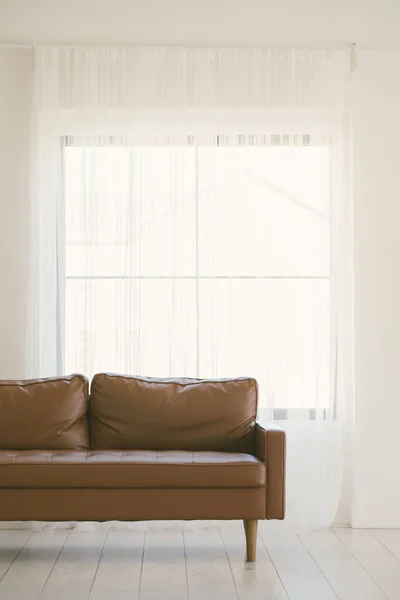 革のソファとNaと大きな窓と家の中で最小限の装飾 — ストック写真