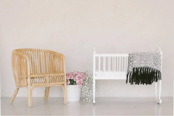 Rosas Sentadas Lado Bebê Cadeira Balanço Berço — Fotografia de Stock