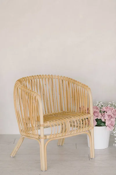 Yanında Çiçek Saksısı Olan Beyaz Evdeki Minimum Ahşap Sandalye — Stok fotoğraf