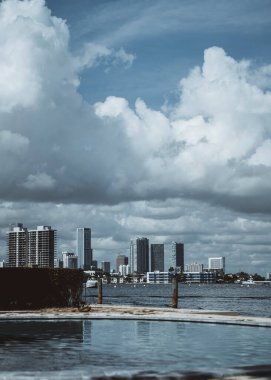 Miami Beach 'teki panorama havuzu gökdelenlere bakıyor
