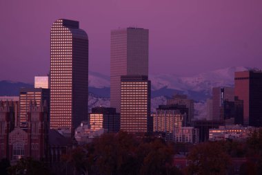 Denver, ufuk çizgisi, karla kaplı dağlar